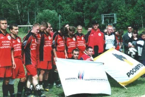 \"Нефтяник\" (Ноглики) перед началом финального матча Кубка области 2002 года.