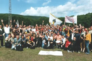  Болельшики \"Нефтяника\" празднуют победу своей команды в финале Кубка области 2002 года.