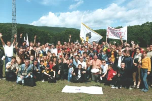 Болельшики \"Нефтяника\" празднуют победу своей команды в финале Кубка области 2002 года