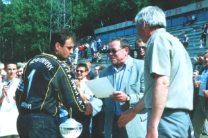 Вице-губернатор Сахалинской области В. Гомилевский поздравляет вратаря \"Нефтяника\" с победой в финальном матче Кубка области 2002 года