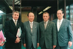 Мэр г.Хакодате (Япония) Хироси Иноуэ (в центре)
август 2004г.