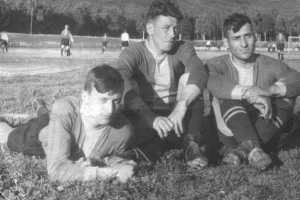 ЛУКЬЯНЧУК Игорь (первый слева). Родился 7 января 1933 года в Омске. Воспитанник сахалинского футбола. Выступал за команды «Локомотив» (Южно-Сахалинск) - 1951-1953, 1957-1958, 1961-1963.  «ДОСА» (Южно-Сахалинск) - 1954-56. «Энергия» (Иркутск) – 1959. «Нефтяник» (Ангарск) – 1960. Чемпион Сахалинской области 1954-1955 годов. Бронзовый призер чемпионата Сахалинской области 1958,1961 годов. Обладатель Кубка Сахалинской области 1951-1953. Чемпион Южно-Сахалинска 1953 года. Серебряный призер чемпионата Южно-Сахалинска 1951 года. Обладатель Кубка Южно-Сахалинска 1951 года. Обладатель Кубка облсовпрофа 1951-1953 годов. Обладатель Кубка Дальневосточного военного округа 1955-1956 годов. Чемпион Дальневосточного военного округа 1956 года. Чемпион Иркутской области 1960 года. Неоднократный победитель чемпионата Дальневосточной железной дороги. Бронзовый призер зонального турнира Кубка ЦС «Локомотив» 1953 года. Неоднократно привлекался в сборную Сахалинской области. Первый сахалинский футболист, приглашенный в команду мастеров («Энергия» Иркутск, 1959 год).