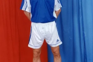 КРИВОЩЕКОВ Платон. Родился 03.09.1968 года. Воспитанник новосибирского футбола. Выступал за команды «Кузбасс» (Кемерово), «Чкаловец» (Новосибирск), «Динамо» (Москва), «Локомотив» (Санкт-Петербург), «Уралмаш» (Екатеринбург), «Норт-Йорк Астрос» (Торонто, Канада). С 2001 года выступает за «Портовик» (Холмск). Чемпион Сахалинской области 2001, 2004, 2007, 2008, 2011  годов. Серебряный призер 2002, 2003, 2005, 2006 годов, бронзовый призер 2010 года. Обладатель Кубка области 2003, 2005, 2008, 2009, 2011 годов. Финалист Кубка области 2002 и 2006  годов. Обладатель Суперкубка области 2005 и 2008 годов. Победитель зонального турнира первенства России среди команд ЛФК 2001, 2003, 2004, 2005, 2007 годов; серебряный призер 2002 и 2006 годов, бронзовый призер 2008 года.  Обладатель Кубка Дальнего Востока 2003, 2005 и 2006 годов. Бронзовый призер чемпионата Дальнего Востока по мини-футболу 2004 года. Чемпион области по мини-футболу 2003, 2004 и 2005 годов. Финалист Кубка области по мини-футболу 2004 года.