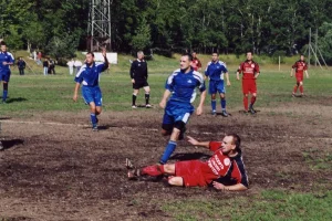 Виктор АГЕЕВ (в красной форме). Родился 7 декабря 1969 года. Воспитанник быковского футбола. Выступал за команды «Шахтер» (Быков), «Автомобилист» (Южно-Сахалинск), «Нефтяник» (Ноглики), «Портовик» (Холмск), «Крылья Сахалина» (Южно-Сахалинск), «Энергия» (Южно-Сахалинск). Чемпион области 1998, 2003, 2004, 2008 годов. Серебряный призер 1991,1993,1997 годов. Бронзовый призер 1992, 2005, 2011 годов. Обладатель Кубка области 2008 года. Обладатель Суперкубка области 2008 года. Победитель зонального турнира первенства России среди команд ЛФК 2004 и 2006 годов. Бронзовый призер зонального турнира среди команд ЛФК 2001-2003 годов. Обладатель Кубка Дальнего Востока 2003 года. Лучший нападающий и бомбардир (25 голов) чемпионата области 1993 года. Лучший полузащитник чемпионата области 1996 года. Лучший нападающий чемпионата области по футзалу 2003 года. Лучший нападающий чемпионата области 2003 года. Лучший полузащитник Кубка области по футзалу 2004 года. Лучший бомбардир Кубка Дальнего Востока 2003 года.