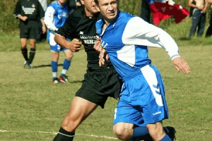 Анатолий СМОЛЯК. Родился 20.08.1968. Воспитанник сахалинского футбола. Выступал за команды мастеров «Сахалин» (1989-1995), СКА Хабаровск (1997-1999), «Сахалин» (2007-2008). Рекордсмен по количеству игр в составе островной профессиональной команды (192). Всего в первенствах СССР/России сыграл 227 матчей (1 гол). В Кубке России – 4 матча (0 забитых мячей). Победитель зонального турнира первенства СССР среди команд второй лиги (1990), серебряный (1999) и дважды бронзовый призер (1994, 1997) зонального турнира первенства России среди команд второй лиги. Неоднократный чемпион и обладатель Кубка Сахалинской области. Обладатель Кубка Тихого океана (1986 год). Лучший защитник Сахалинской области 1988 года. Один из лучших защитников в истории сахалинского футбола. 