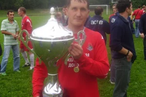 Юрий ПОРТНОВ. Родился в 1975 году. Воспитанник сахалинского футбола. Выступал за команды «Автомобилист» (Южно-Сахалинск), «Рыбак» (Поронайск), «Портовик» (Холмск), «Нефтяник» (Ноглики), «Крылья Сахалина» (Южно-Сахалинск), «Энергия» (Южно-Сахалинск), «Локомотив-Тепличный» (Южно-Сахалинск). Чемпион области 1997, 1999, 2002, 2003 годов. Серебряный призер 1998, 2001,2007 и 2008 годов. Бронзовый призер 1993, 1994, 1995, 2000 годов. Обладатель Кубка области 1993, 1998, 2001, 2002, 2007 годов. Обладатель Суперкубка области 1997 и 1998 годов. Победитель зонального турнира первенства России среди команд ЛФК 2002 года. Участник финального турнира первенства России среди команд ЛФК 2002 года. Бронзовый призер зонального турнира первенства России среди команд ЛФК 2003 года. Всего в первенствах России среди команд ЛФК провел 55 матчей. Бронзовый призер чемпионата Дальнего Востока 1993 года. Обладатель кубка Дальнего Востока 2001 года. Лучший полузащитник области 1997 года.