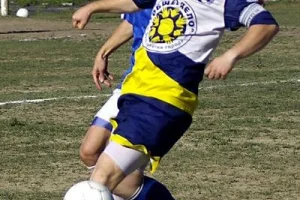 Алексей КУРЯЕВ. Родился 3.09.1974. Воспитанник сахалинского футбола. Выступал за команды мастеров «Сахалин» и «Автомобилист». В чемпионатах и Кубках области выступал за  «Колос» Троицкое (1993), «Рыбак» Поронайск (1994), «Автомобилист» Южно-Сахалинск (1995-1999), «Спартак» Южно-Сахалинск (1990-1992, 1999-2001), «Локомотив» Южно-Сахалинск (2002-2003), «Крылья Сахалина» Южно-Сахалинск (2004-2005), «Энергию» Южно-Сахалинск (2005-2006). Чемпион области 1997 года, серебряный призер 1998 года, бронзовый призер 1994, 1995, 2002-2005 годов. Лучший нападающий и бомбардир (30 голов) чемпионата области 1994 года. Лучший бомбардир чемпионата области по футзалу 2003 года – 19 голов. Лучший нападающий Кубка области по футзалу 2004 года. Один из лучших бомбардиров за всю историю сахалинского футбола.