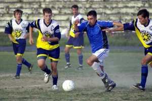 Виталий ЛЫТКИН (с мячом). Родился в 1974 году. Воспитанник сахалинского футбола. Выступал за команды «Спартак» из Южно-Сахалинска (1992), «Рыбак» из Поронайска (1993-1994), «Автомобилист» из Южно-Сахалинска (1995-1996), «Портовик» из Хомлска (1997-2007, 2011), «Локомотив-Тепличный» из Южно-Сахалинска (2008-2010). Лучший полузащитник Сахалинской области 2002 года. Чемпион области 1997, 1999, 2001, 2004, 2007, 2011 годов. Серебряный призер 1998, 2002, 2003, 2005, 2006, 2008, 2010 годов. Бронзовый призер 1994, 1995, 2000, 2009 годов. Обладатель Кубка области 1998, 2003, 2005, 2011 годов. Финалист Кубка области 1997, 2002 и 2006 годов. Обладатель Суперкубка области 1997. 1998, 2005 годов. Рекордсмен по количеству участия в матчах на Суперкубок области (1997, 1998, 2005 и 2008). Победитель зонального турнира первенства РФ среди любительских команд 2001, 2003-2005, 2007 годов. Серебряный призер 2002 и 2006 годов. Обладатель Кубка Дальнего Востока 2003, 2005, 2006 годов.