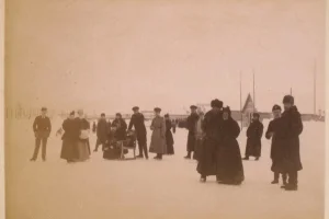 Это еще не спорт и даже не физкультура. Это каток в Александровске на р. Большая Александровка (Дуйка). Ориентировочно 1894-1904 гг. Фотография из коллекции Нью-Йоркской публичной библиотеки.