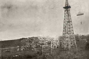 Период расцвета парашютного спорта на Сахалине датирован второй половиной 1930-х годов. В 1935 году в Александровске была построена парашютная вышка, которую вы видите на фотографии. Показательные прыжки превращались в праздник для жителей города. Аншлаги здесь были обыденным явлением. 