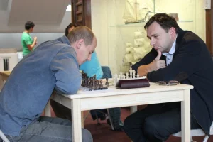 Международные мастера Сергей Кравцов (Владивосток) и Алексей Романов (Южно-Сахалинск) сильнейшего не выявили - ничья! 