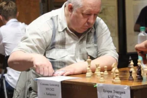 Международный мастер Александр Семенюк (Хабаровск) еще не знает, что проиграет партию Дмитрию Егорову (Якутск). 