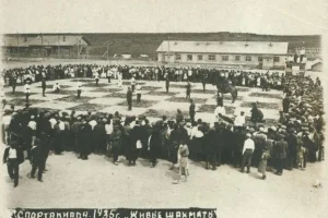 Партия в «живые шахматы» - одна из интереснейших форм пропаганды этой игры. Она проводится на доске гигантского размера, размеченной на открытой площадке. На фотографии запечатлена партия в «живые шахматы», сыгранная в Охе в 1935 году. Пешки и фигуры изображают люди. В правом нижнем углу видно, как на носилках уносят с доски срубленную «пешку». Кони, как видите, настоящие. Стоят и ждут момента, когда можно будет сделать ход буквой «г». Слонов, правда, живых нет. Уж чего-чего, а вот слонов на Сахалине днем с огнем не сыщешь, что в 1935 году, что сейчас… И обратите внимание, сколько вокруг доски болельщиков! Несколько сотен зрителей точно есть, а то и тысяча-другая… 