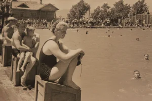 Открытый бассейн в городском парке. вторая половина 1940-х годов. 