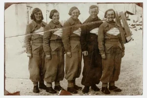 Участницы лыжного перехода (1400 км!!!) Александровск - Хабаровск, 1937 год. 