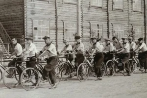 Участники первого велопробега в истории охинского спорта. Маршрут:  Оха – Москальво – Некрасовка – Москальво – Оха. Сентябрь, 1938 года. Велопробег был посвящен 20-летию сахалинского комсомола. 