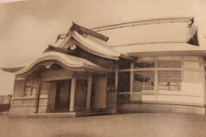 Спортивный зал восточных единоборств. Тойохара (Южно-Сахалинск), 1930-е годы. Вполне вероятно, что сюда заходил основатель дзюдо Кано Дзигоро во время своего второго визита на Карафуто. 