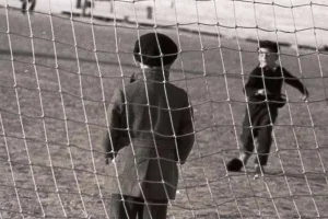Суровый вратарь в теплом пальто. Стадион "ДОСА" (Южно-Сахалинск), 1960-е годы. 