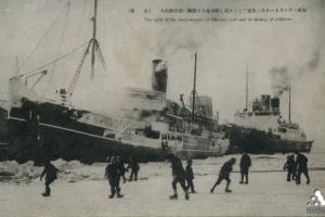 Дети катаются на катке в акватории порта Оодомари (Корсаков), 1930-е годы