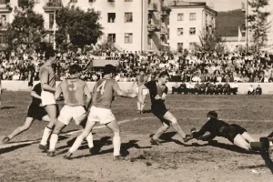 Футбольный матч 1968 года. Стадион «ДОСА» (Южно-Сахалинск). Переполнены не только трибуны, но и окна, из которых болельщики наблюдают за игрой. Сейчас о такой посещаемости можно только мечтать. 