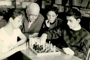 Юношеская сборная Сахалинской области по шахматам, 1990 год. Справа – Алексей Романов. В центре – Евгений Анатольевич Киняшов. 