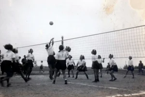 Гимназистки играют в волейбол. Тойохара, 1938 год 