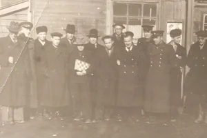 Ретрофото
Шахматисты Южно-Сахалинска, начало 1950-х годов. 
Слева направо: Александр Сёмов (в чемпионате области 1954 года разделил 2-5 место), неизвестен, Василий Андреевич Маслов, В. С. Соколов (в чемпионате области 1957 года разделил 2-3 место), неизвестен, К. В. Гришин (второй призер областного турнира памяти Михаила Чигорина 1950 года, в чемпионате области 1954 года разделил 2-5 место), неизвестен, Юрий Трифонов, Владимир Иванов, Виктор Владимирович Шарко, Борис Баранов (чемпион Сахалинской области 1949 и 1957 годов, серебряный призер 1948 и 1950 годов, бронзовый призер 1954 года, в чемпионате области 1954 года разделил 2-5 место), Николайчук, неизвестен, неизвестен.
