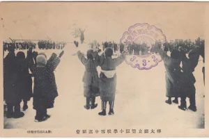 Младшие школьники на уроке физкультуры, 1913-1914 год. 