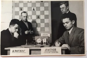 В 1948 году сахалинский шахматист впервые принял участие в чемпионате СССР. Иван Лысков из Долинска в четвертьфинальном турнире, прошедшем в Туле, занял второе место с результатом 12 очков из 17 возможных. Первым финишировал Николай Крогиус (13 очков). 
Как было отмечено в книге Л.Я. Абрамова «Шахматы за 1947-1949 годы», «превосходного результата в Тульской группе добились молодой кандидат в мастера Крогиус (13 очков, без поражений) и Лысков (12)». Оба шахматиста получили право сыграть в полуфинале чемпионата страны. 
В дальнейшем Николай Крогиус стал международным гроссмейстером, двукратным чемпионом РСФСР, победителем командного чемпионата Европы и Спартакиады народов РСФСР. С 1967 по 1973 год был тренером Бориса Спасского. 
На фотографии вы видите партию между Иваном Лысковым и Николаем Крогиусом. 
