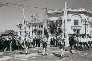 Шествие спортсменов по улицам Южно-Сахалинска, 1956 год