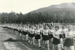 Парад физкультурниц на стадионе в городском парке, 1956 год