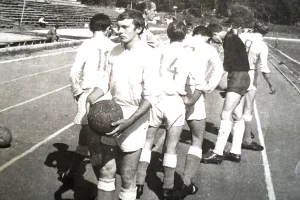 Юные футболисты на стадионе в городском парке, начало 1970-х годов