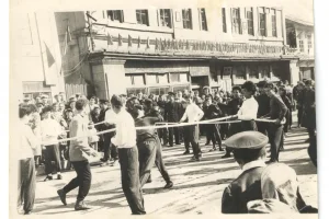 Показательные выступления боксеров на улицах Холмска (1961 год)