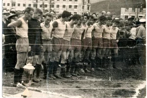 Команда «Локомотив» (Южно-Сахалинск) – обладатель Кубка области 1960 года. 

Стадион «ДОСА» (на заднем плане строящиеся дома по ул. Комсомольская)