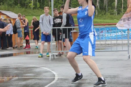 День пасмурный, но мяч все равно оранжевый