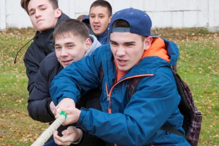Перетягивание каната в воинской части