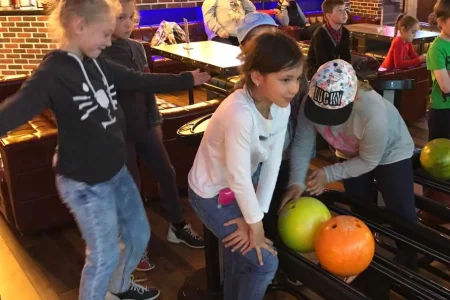 Страйки и сплиты: «кристаллята» сыграли в боулинг