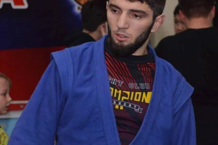 Чемпион мира по ММА Велимурад Алхасов провёл мастер-класс для сахалинцев