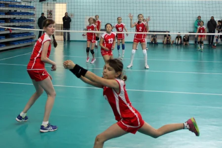 В первенстве области по волейболу среди мальчиков и девочек 2006-2007 г.р. принимают участие 13 команд