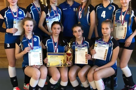 Команда ВЦ «Сахалин» заняла первое место на дальневосточном турнире по волейболу в Комсомольске-на-Амуре