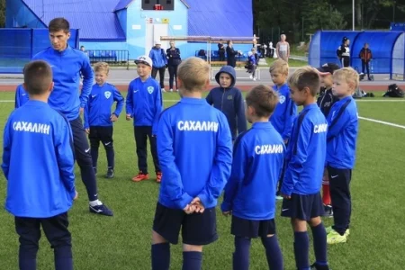 Воспитанники ОГАУ «ФК «Сахалин» потренировались под руководством футболистов ФК «Ноглики»