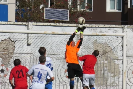 Ветераны из Невельска выиграли областной футбольный турнир