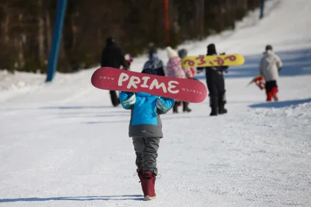 Юные южносахалинцы учатся кататься на сноуборде