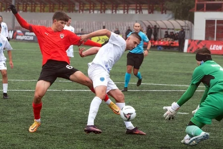 На матче «Сахалина» впервые работала арбитр-женщина