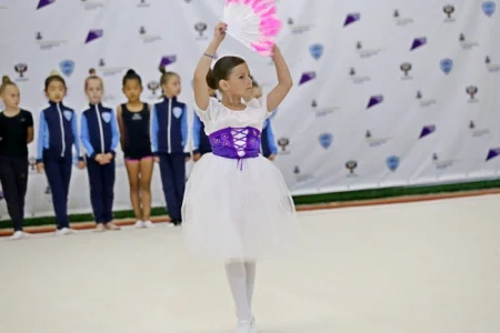 Олимпийская чемпионка Евгения Канаева тренирует сахалинских гимнасток