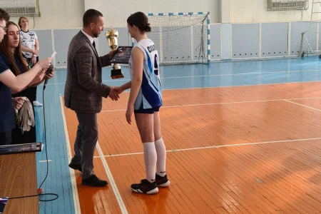 Островные волейболисты везут с первенства ДФО два комплекта серебра