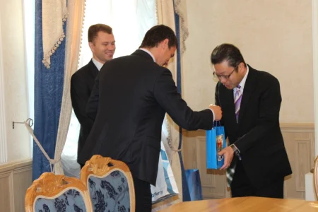 Министр спорта, туризма и молодежной политики Сахалинской области Олег Саитов провел встречу с руководством японской паромной компании «Хато Рандо Ферри»