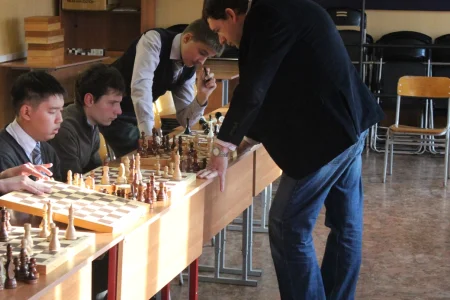 Алексей Романов добился 100-процентного результата в сеансе одновременной игры