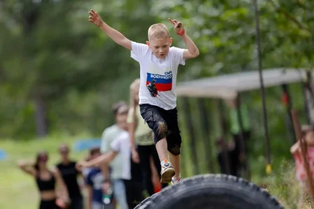 500+ юных сахалинцев собрала гонка с препятствиями «Pride Race»