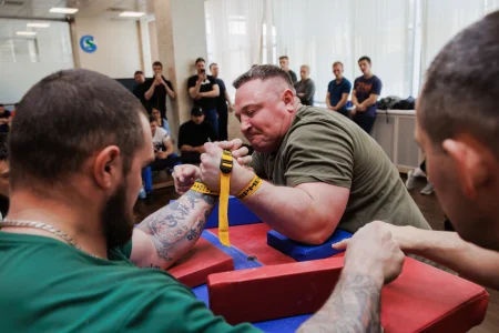 По рукам! В Южно-Сахалинске провели Кубок области по армрестлингу